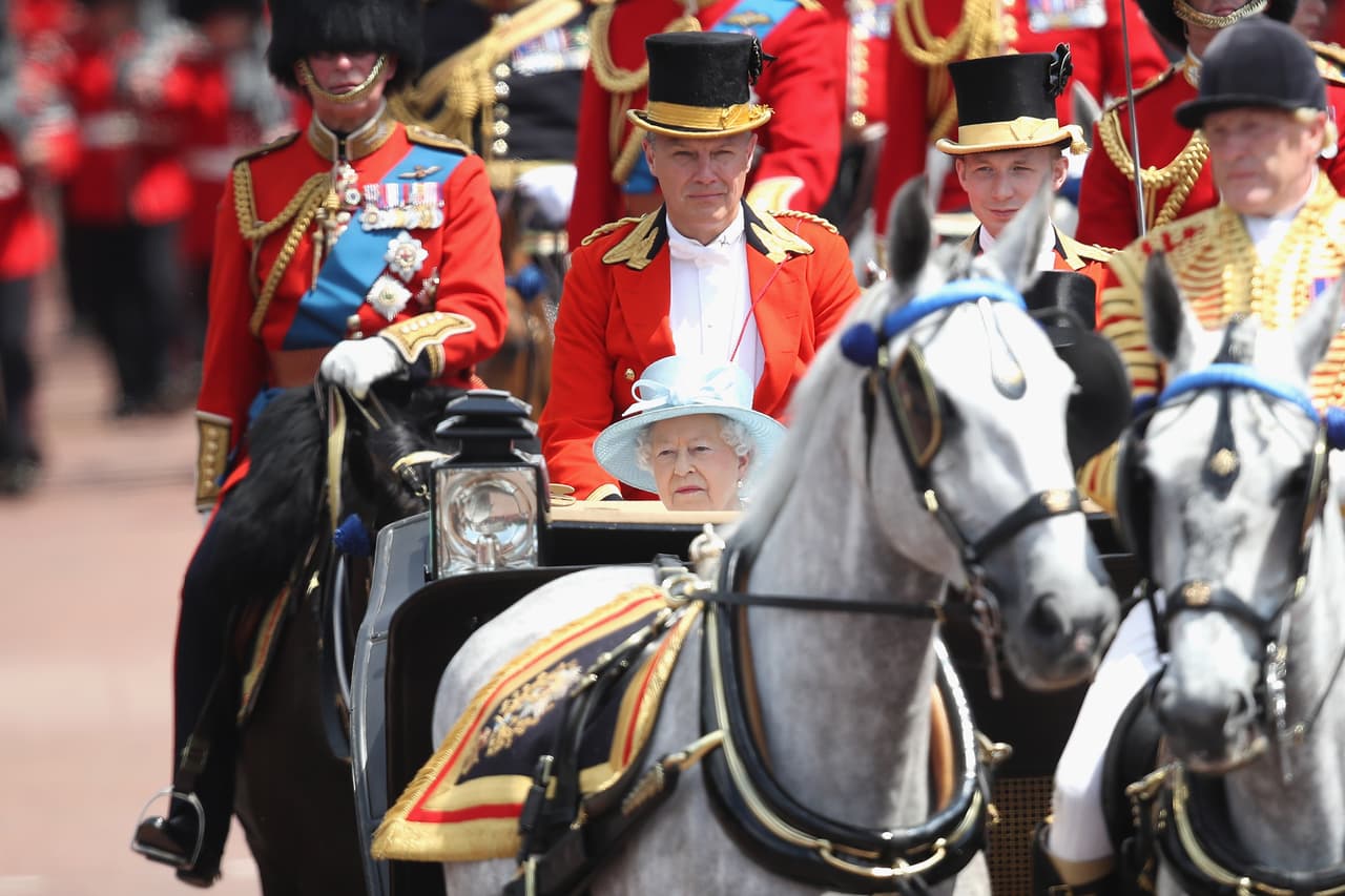 La reina Isabel II protagoniza el Desfile del Estandarte el 17 de junio de 2018, una ceremonia tradicional realizada en Londres anualmente por el ejército británico y de países de la Mancomunidad de Naciones.