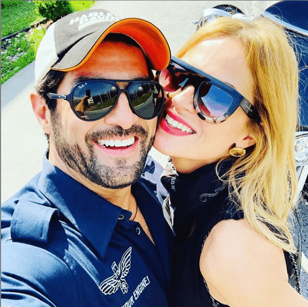 "Por lo pronto ya estaba yo revisando mis papeles, que estuvieran al corriente para dar el paso que se necesitara para estos trámites, pero bueno, nos estamos yendo más adelante. Lo que te puedo decir es que ya estaba buscando el anillo (en ese entonces)", dijo Carmona al programa.