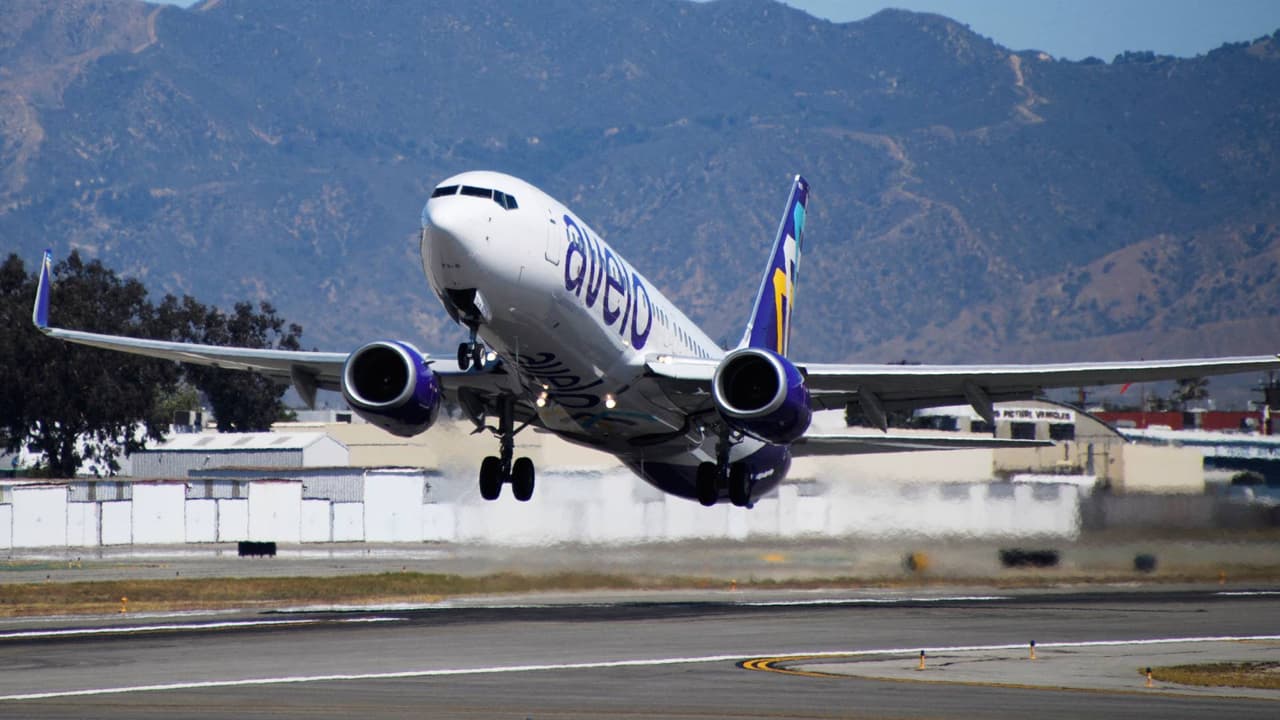 ICE firma contrato con Avelo Airlines para que realice vuelos de deportación desde Arizona