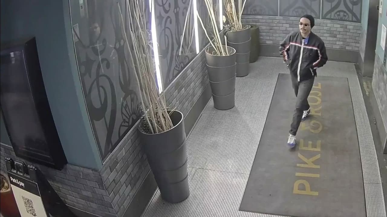 Buscan a hombre sospechoso de grabar a una mujer en un probador de Rockville