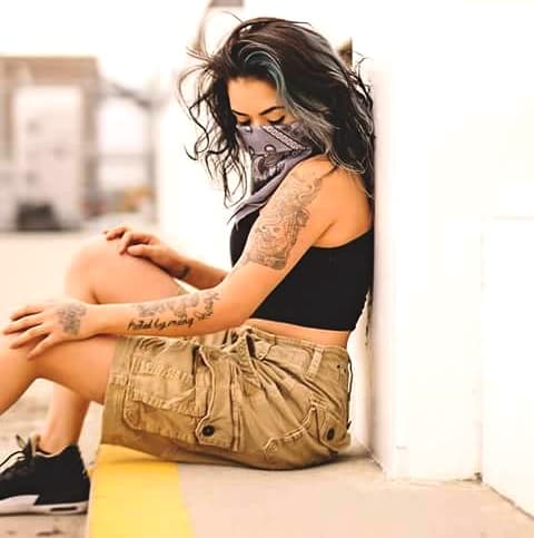 Mirella ha empezado a modelar en fotos relacionadas con su vida de pandillera.