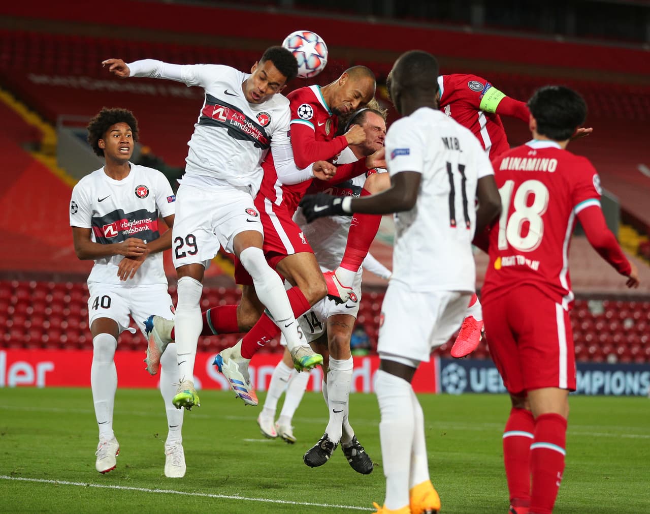Los campeones de la Champions League se imponen tranquilamente ante el FC Midtjylland 2 goles a cero. El portugués Diogo Jota abre el marcador al minuto 55 y Mohamed Salah sella la victoria al minuto 93 ante los daneses en la segunda fecha de la Champions League.