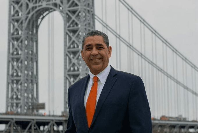 <b>ADRIANO ESPAILLAT, CONGRESISTA DEMÓCRATA POR NUEVA YORK (Distrito 13). </b>Es el primer dominicano en llegar a la Cámara de Representantes. Antes ya había sido el primer inmigrante de República Dominicana en ser elegido para la legislatura estatal de Nueva York en 1996. Espaillat, de 61 años, ocupa ahora el escaño que el también demócrata Charles Rangel retuvo por más de 45 años.