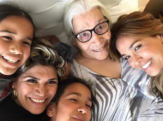 En esta imagen vemos a Karla, su madre y sus hijas, Antonella y Michaella, disfrutando de unas vacaciones en Ciudad Juárez. "Cuatro generaciones en la misma cama. Que bendición. Las amo tanto", compartió Karla en redes sociales.