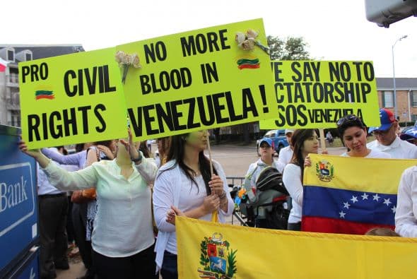 A cantos y gritos pidieron paz y libertad en la calle Westheimer, una de las más transitadas de Houston. 