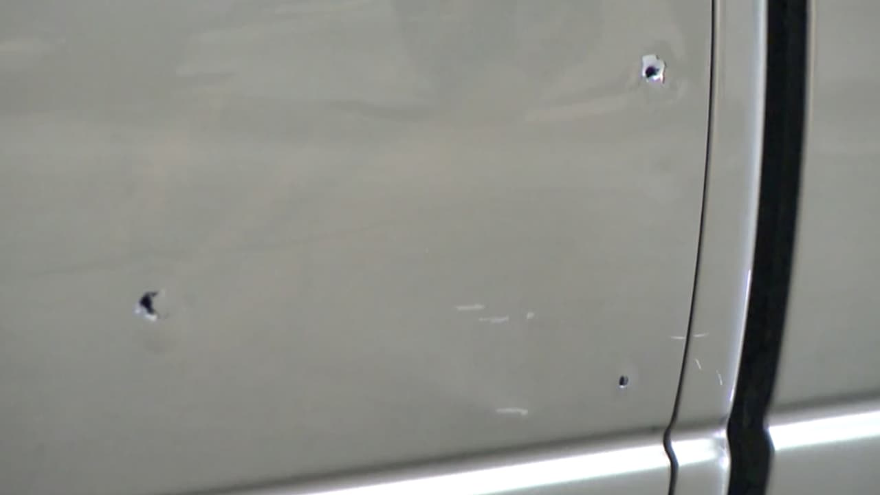 Un pasajero salió de ese automóvil y comenzó a dispararles.