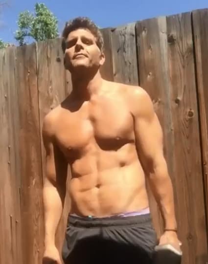 Aunque el actor peruano también muestra imágenes de sus rutinas de ejercicio, el cirujano David Ruiz aseguró, en entrevista para Radio capital, que los marcados músculos de Meier no son resultado del trabajo físico.