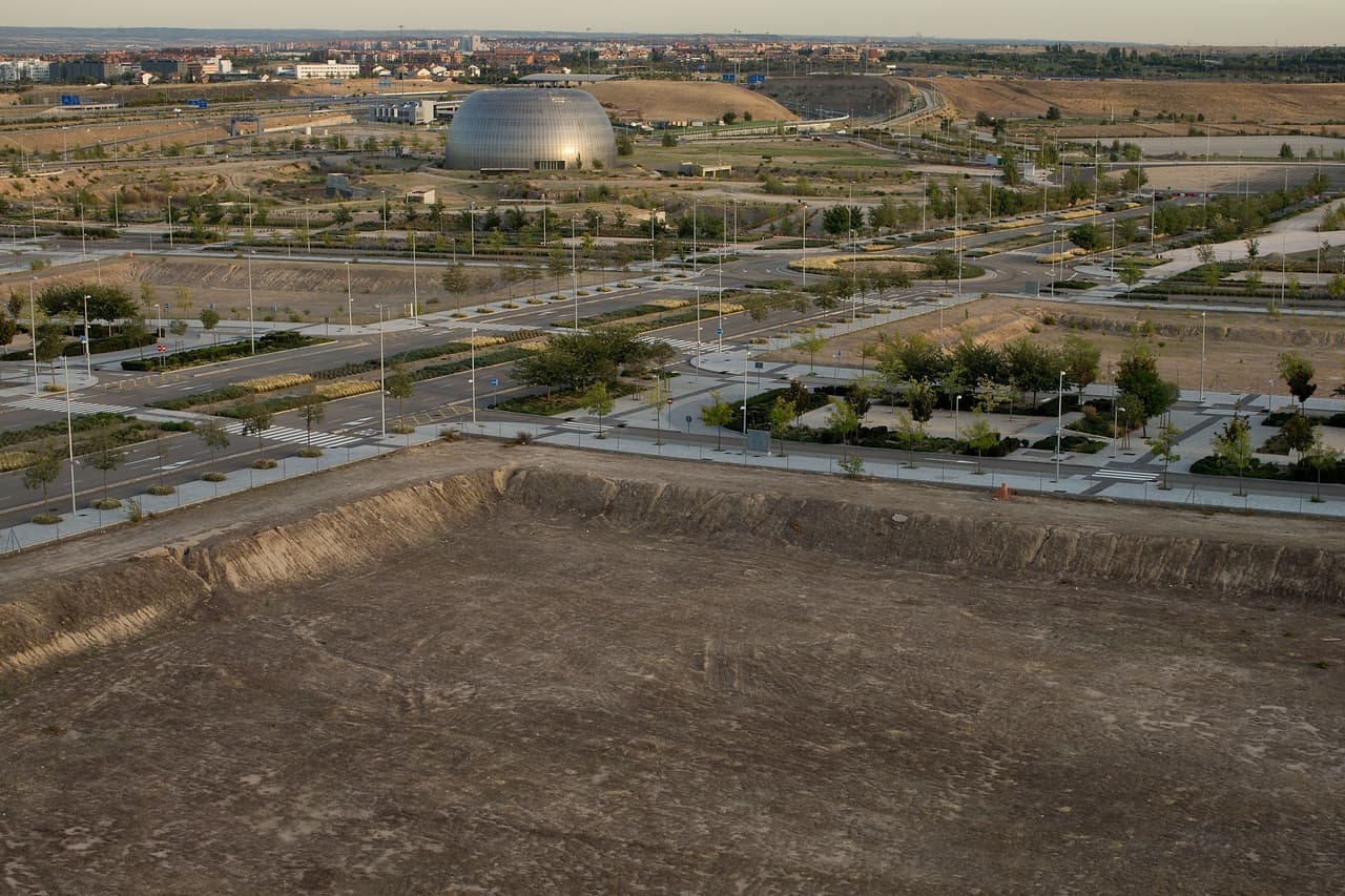 Vista general de la Ciudad de la Justicia en Madrid. Sólo se construyó el Instituto de Medicina Legal, que se ve al fondo.