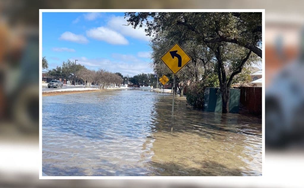 Un auto chocó contra una bomba para apagar incendios e inundó calles de Irving