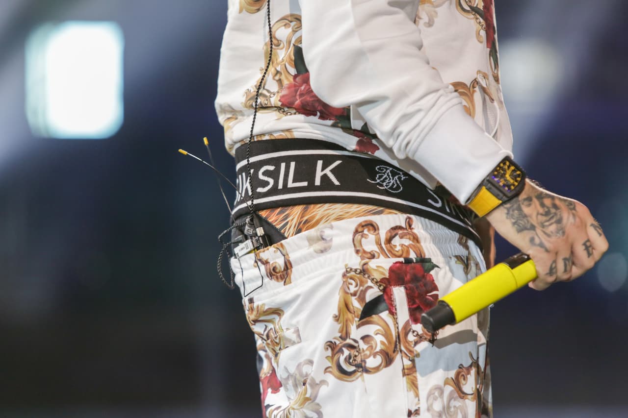 El conjunto que portaba es de la marca Sik Silk.