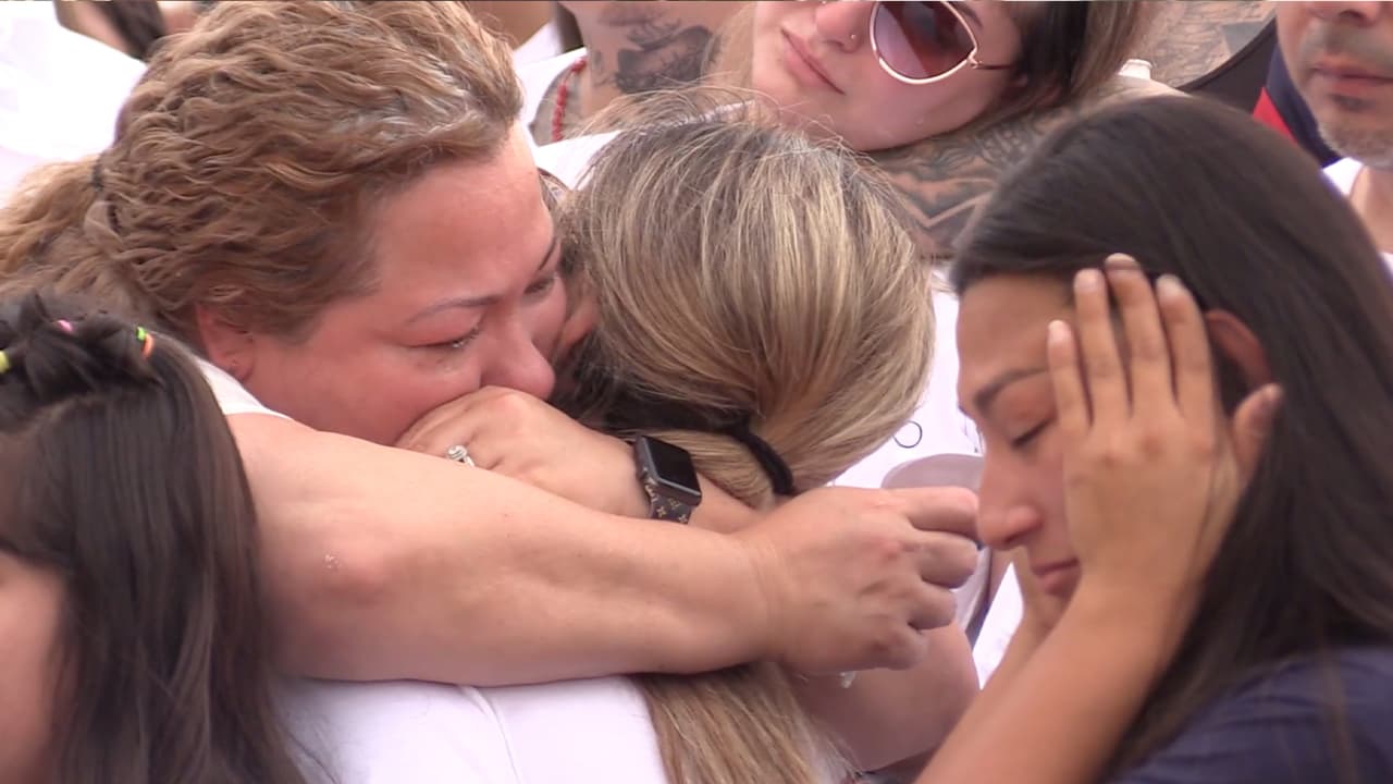 Los asistentes a la vigilia manifestaron su apoyo a la familia durante el evento que comenzó el sábado a las 7:00 pm.