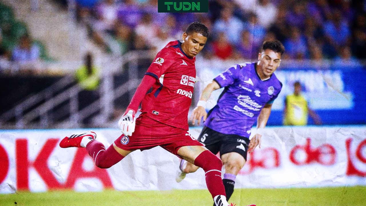 Todo quedó en un susto, Kevin Mier se lleva sus manos al pie