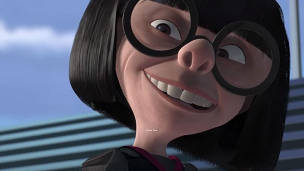 <b>Linda Hunt - Edna Moda</b>
<br>Uno de los personajes más queridos del filme es Edna Moda, por su distintiva manera de hablar y enorme creatividad para crear trajes de superhéroes de alta tecnología.