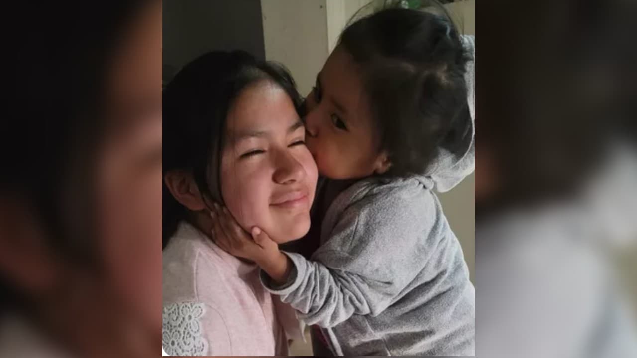 Eva, de 3 años (fallecida) y su hermana Alina, de 12 años (herida).