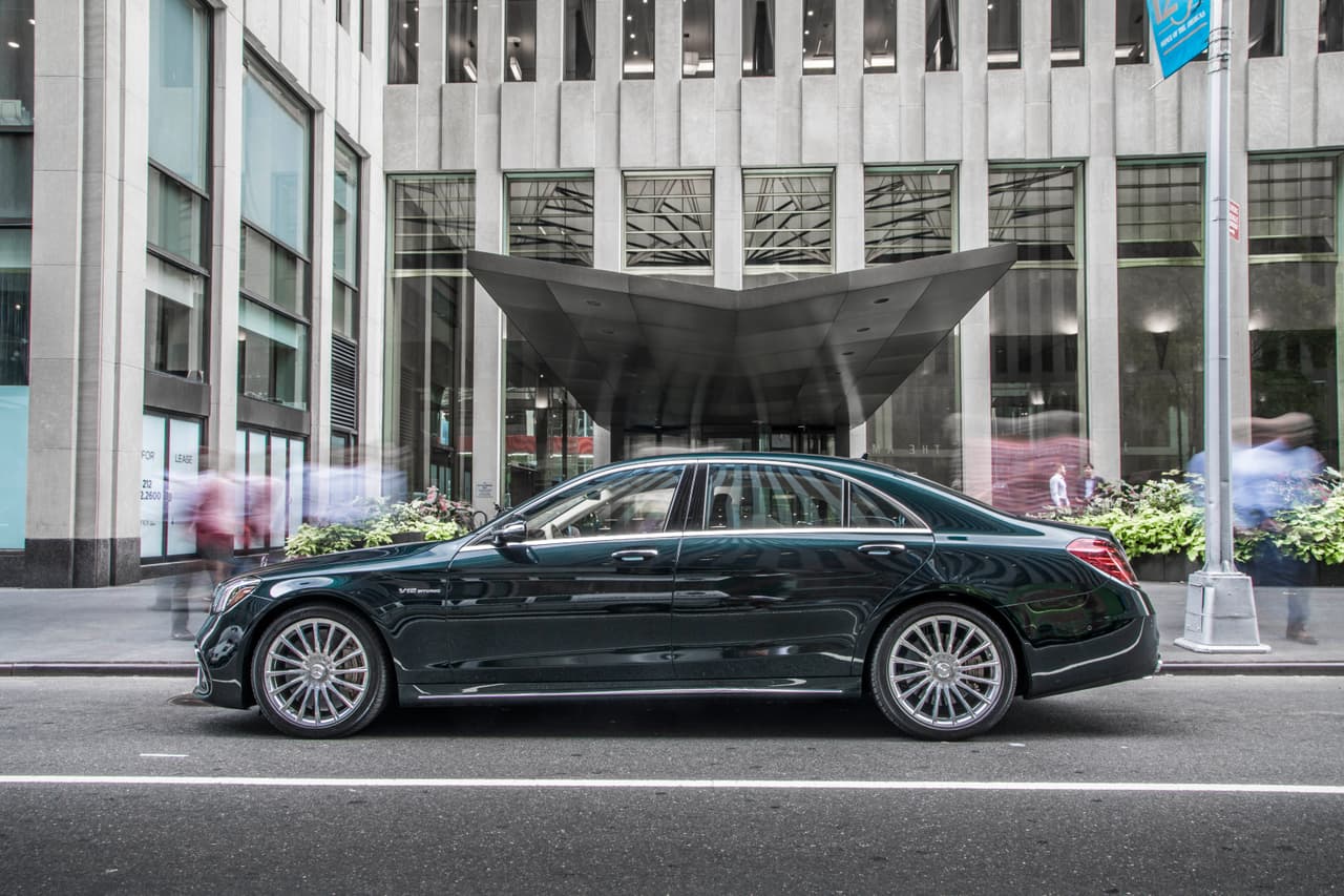 Las clásicas y sobrecogedoramente elegantes líneas de los sedanes de la Clase-S de Mercedes-Benz permanecen inalteradas en el Mercedes-AMG S65 2018.