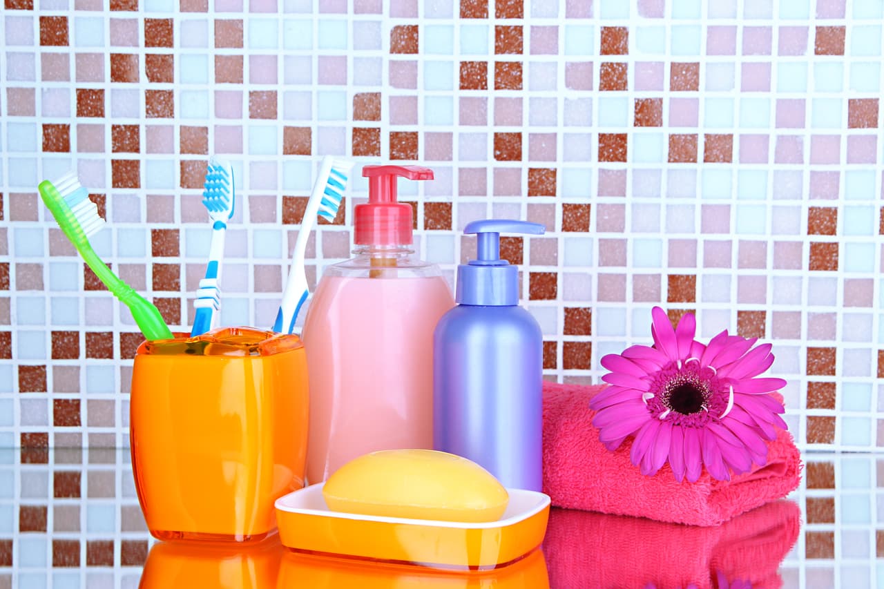 <b>No te olvides del baño:</b> Deshazte de esas toallas viejas y de los juegos de baño aburridos que solemos conservar por años. Un par de toallas nuevas, el tapete, el cesto de la ropa y los accesorios son importantes para darle otro aspecto al baño.