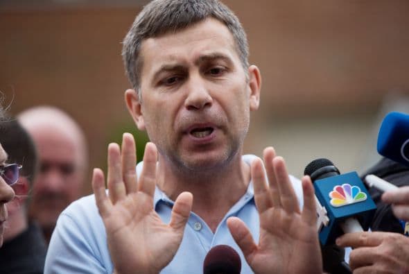 El tío de los sospechosos de colocar la bomba en Boston exhortó a su sobrino prófugo a entregarse a la policía y pidió perdón a las víctimas en nombre de familia.