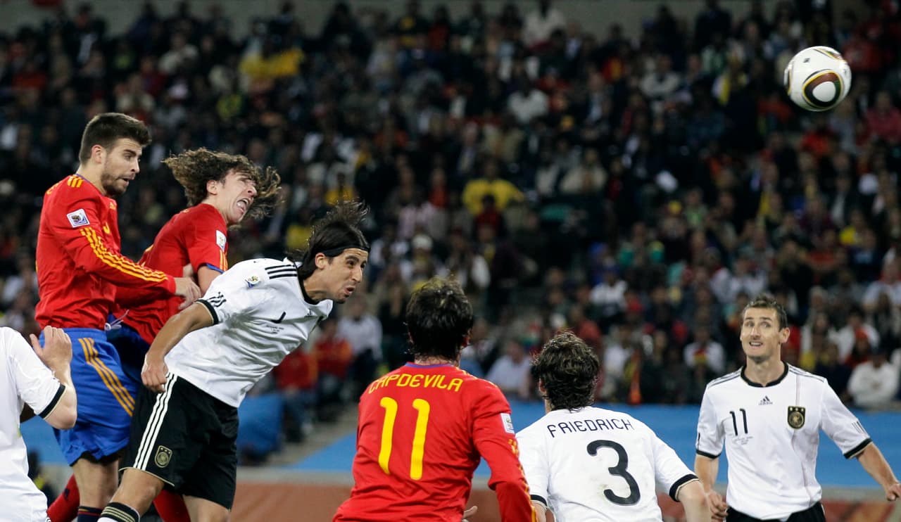 ¡Así se vivió a secuencia del gol de Puyol con la fórmula de los exjugadores del Barcelona! El defensor se elevó en una jugada prefabricada de tiro de esquina y con un testarazo puso el 1-0 al 72'.