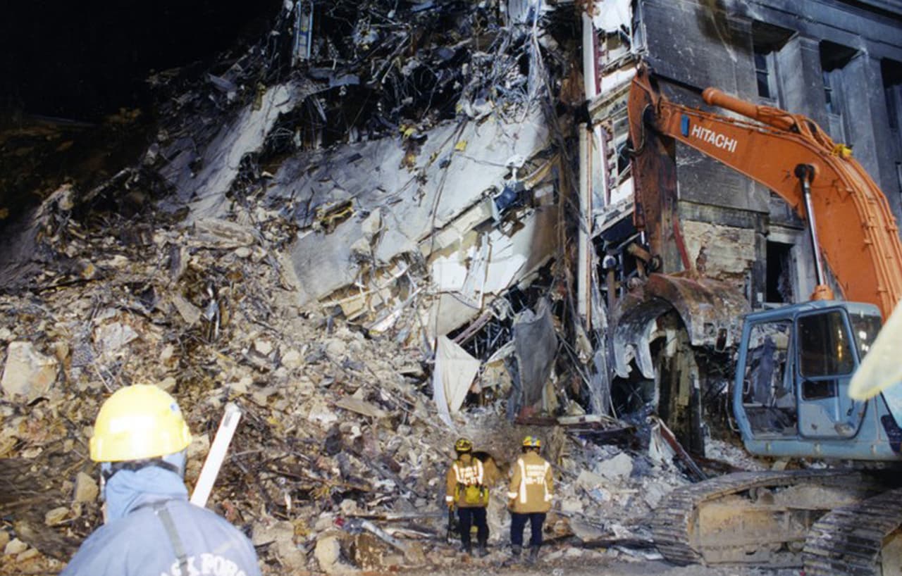 Parte del edificio totalmente derrumbada. Igual que en Nueva York, los pisos superiores del área afectada colapsaron. Pero en el Pen´tagono los bomberos ya habían sido evacuados, por lo que no se registraron las bajas entre el personal de emergencia que se padecieron en el World Trade Center.