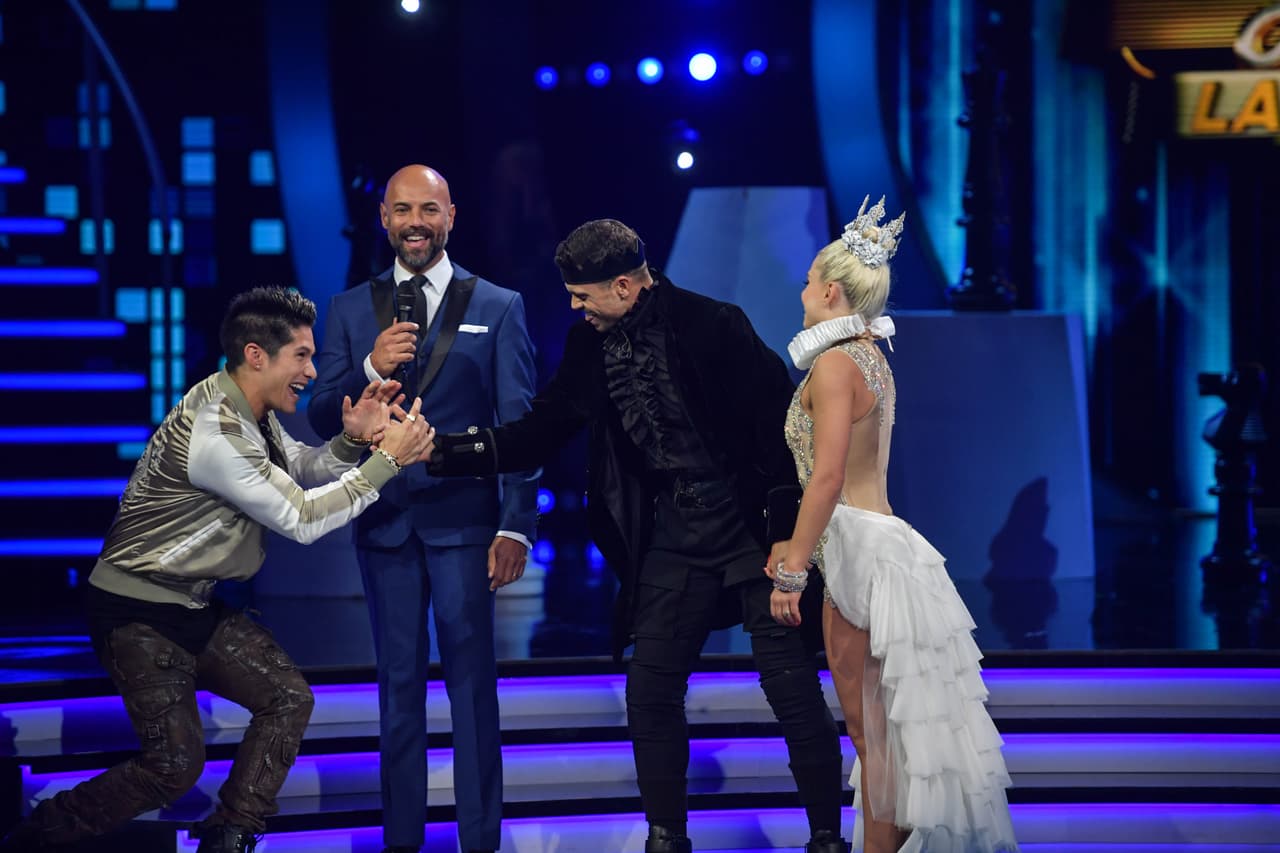 "Tu corazón es tan puro, y lo demuestras siempre que estás en la pista. Felicidades", finalizó Casper, a lo que el cantante y el actor celebraron chocando sus puños.