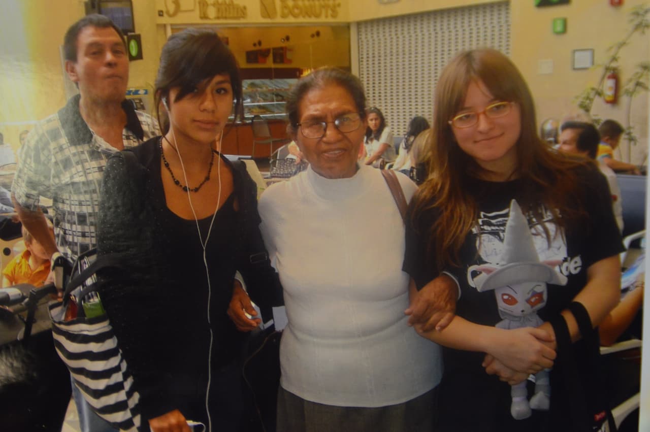 Nohemí con familiares y amigos.