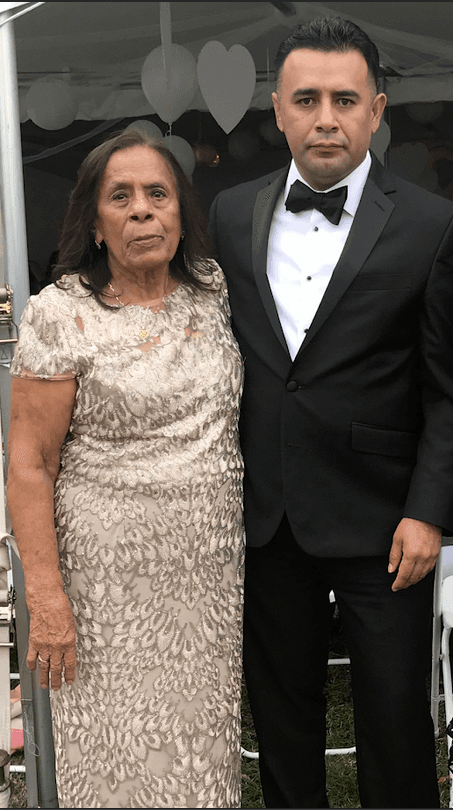 Imelda Moreno de Lucero y su hijo David.