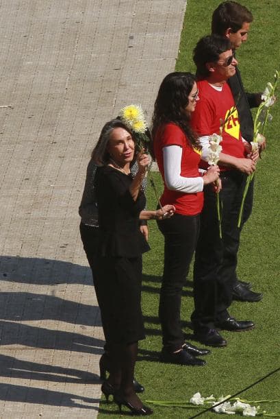 Florinda Meza acompañada por algunos de los nietos de su esposo.