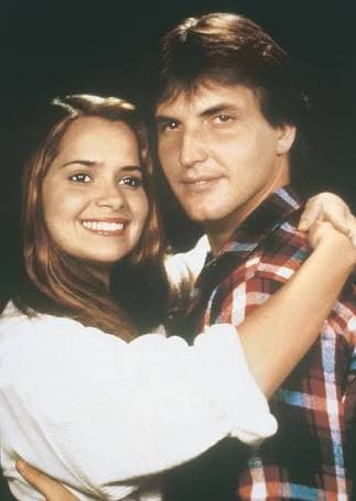 Grecia Colmenares y Víctor Cámara protagonizaron con gran éxito una segunda versión de 'Esmeralda' original de Delia Fiallo, bajo el título de 'Topacio' que tuvo a los espectadores de todo el continente pegados a las pantallas.