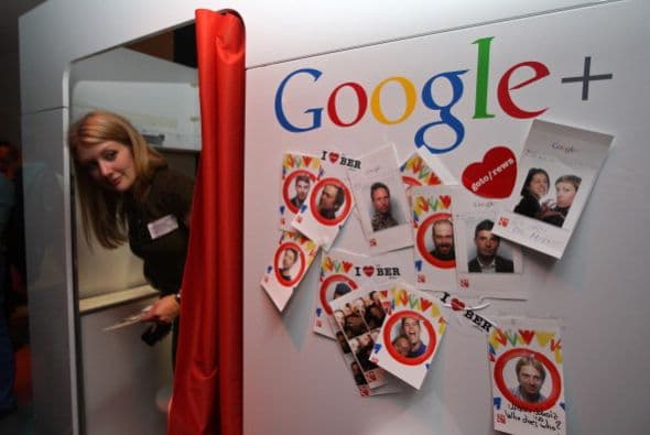 El cumpleaños de Google. El gigante de Internet Google celebró en septiembre su aniversario número 14 y lo festejó con un doodle de pastelito con velas. Larry Page y Segey Brin fueron las dos mentes detrás del proyecto de Google, que nació el 27 de septiembre de 1998. Esta idea vio la luz en la Universidad de Stanford, donde ambos desarrollaron el buscador como parte de su tesis de doctorado. Un año después Page y Brin fundaron la compañía y Google se estrenó el 27 de septiembre de 1998.