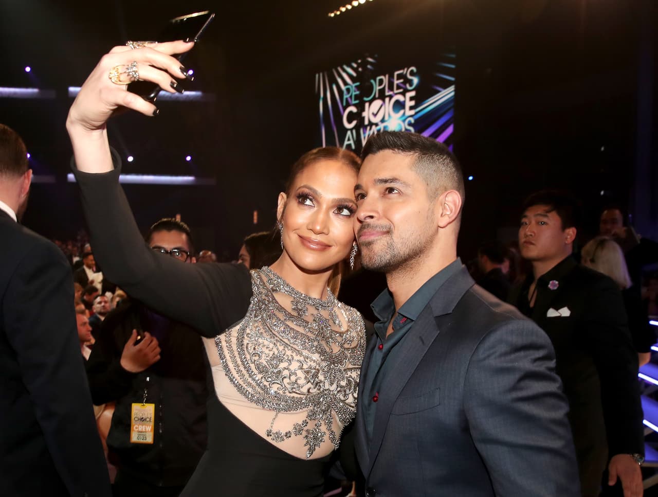 Antes de la ceremonia, platicó y se sacó fotos con sus amigos, como Wilmer Valderrama.