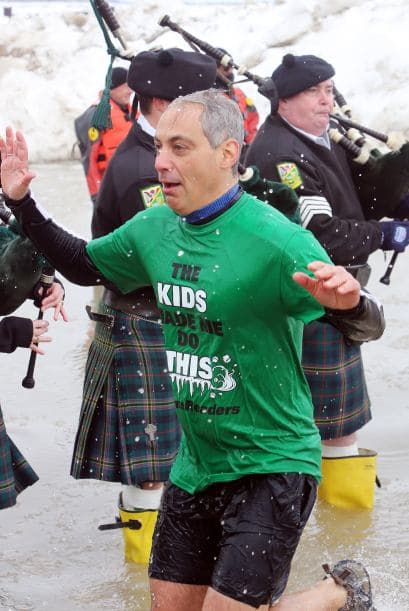 ¡Lo hizo!Mira lo congelado que quedó el comediante Jimmy Fallon luego de aceptar el reto que le hizo el alcalde de Chicago Rahm Emanuel de lanzarse a las congeladas aguas del Lago Chicago durante el Polar Plunge 2014 y con un temperatura de 2 grados