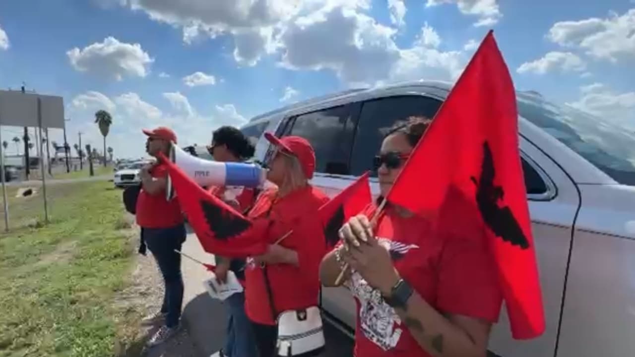 Se observó cómo miembros de la 
<b>organización “La Unión del Pueblo Entero”</b> llegaron con altavoz para informar a los inmigrantes de sus derechos: 
<br>
<br>
<i>“Todos tenemos derecho a tener un abogado, tenemos derecho a ver a un juez de migración, tenemos derecho a permanecer callados, tenemos derecho a que nos traten con dignidad, no dejen que los golpeen, no pongan resistencia para que no les vayan a hacer algo más pero sí ejerzan sus derechos”,</i> dijo una de las voceras.