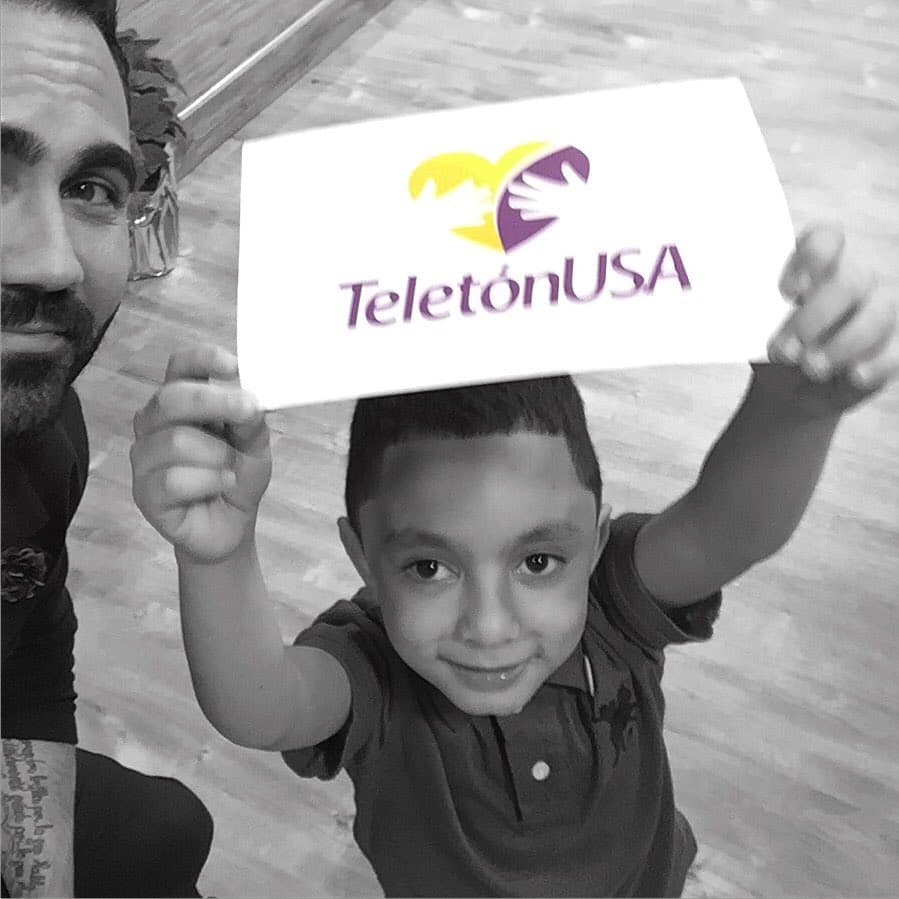 Enrique Santos: "Ayuda a los niños de @TeletonUSA a realizar sus sueños. Es tu #MomentoDeActuar http://teletonusa.org/donar".