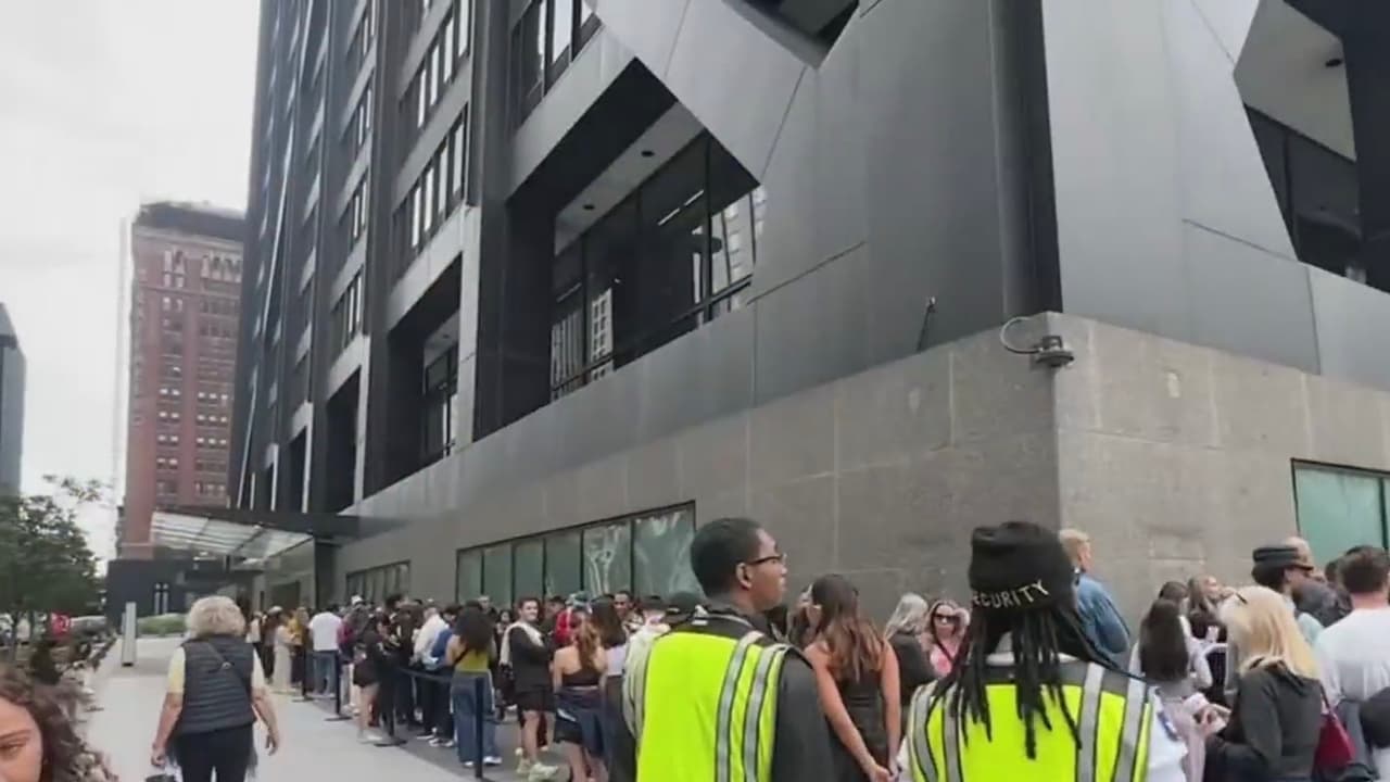 Estalla huelga de trabajadores de 6 hoteles en Chicago por falta de contrato en vísperas del maratón del fin de semana