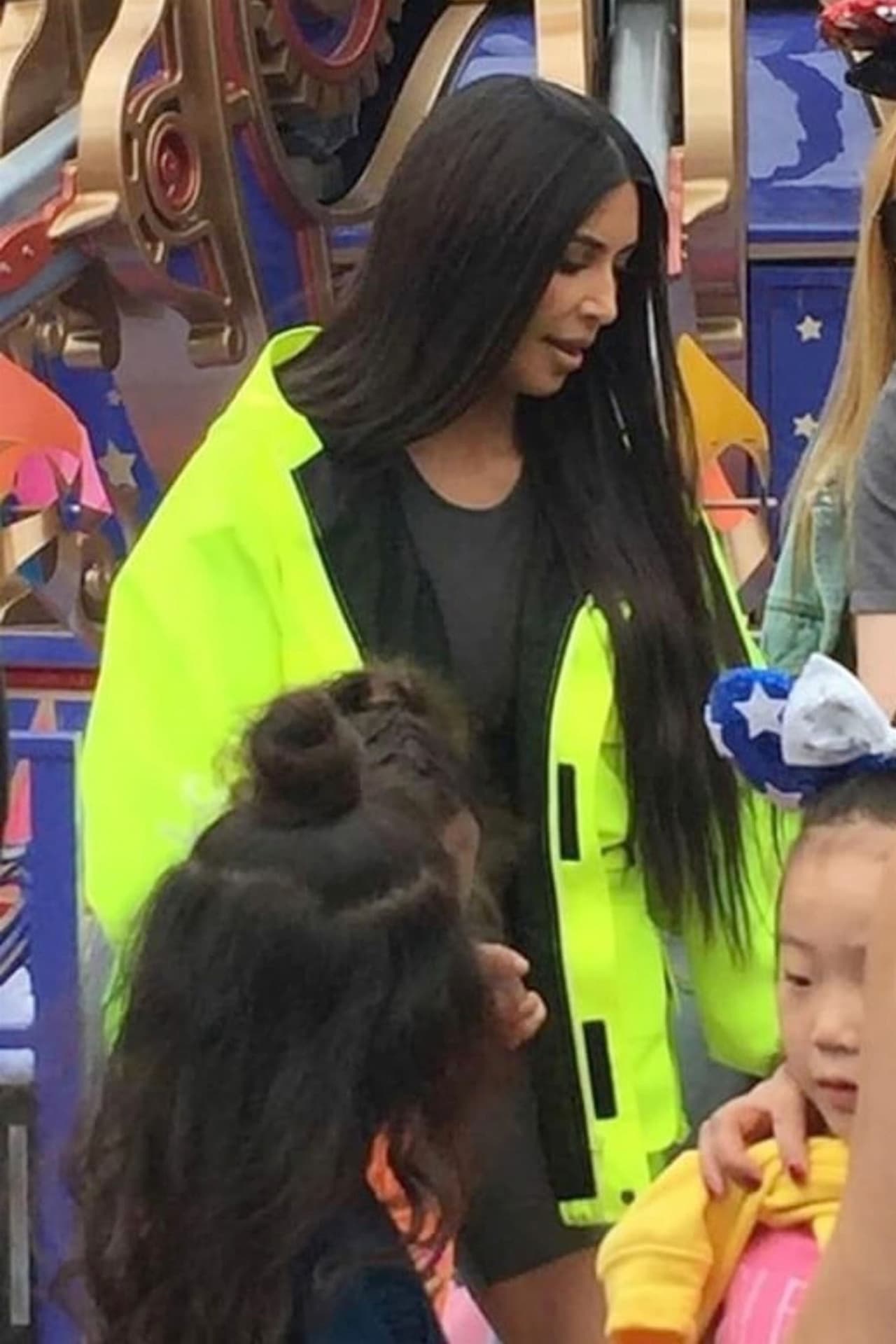 Kim Kardashian disfrutó el martes del 'reino mágico' de Disneyland, junto a sus dos hijos mayores, North y Saint West. Allí no tuvo la más mínima intención de pasar desapercibida.