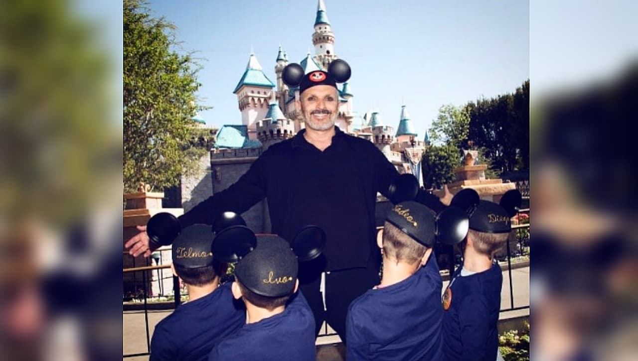 Le roban a Miguel Bosé las fotos de sus hijos en Disney y le exigen dinero para no publicarlas