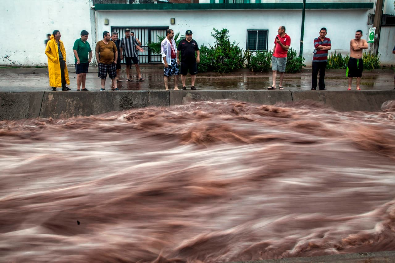 El agua baja como un río en una calle de Culiacán.
<a href="https://sinaloa.gob.mx/p/emergencias">En Sinaloa hay 16 albergues</a> que están recibiendo a los afectados por las inundaciones.