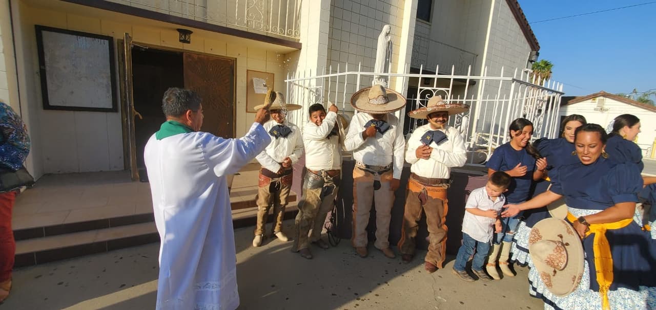 Y también recibieron la bendición del párroco.