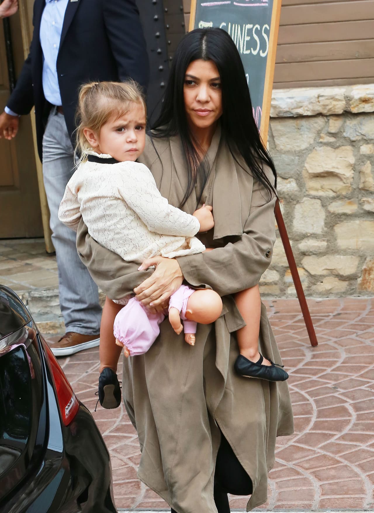 Kourtney también llegó muy abrigadita.