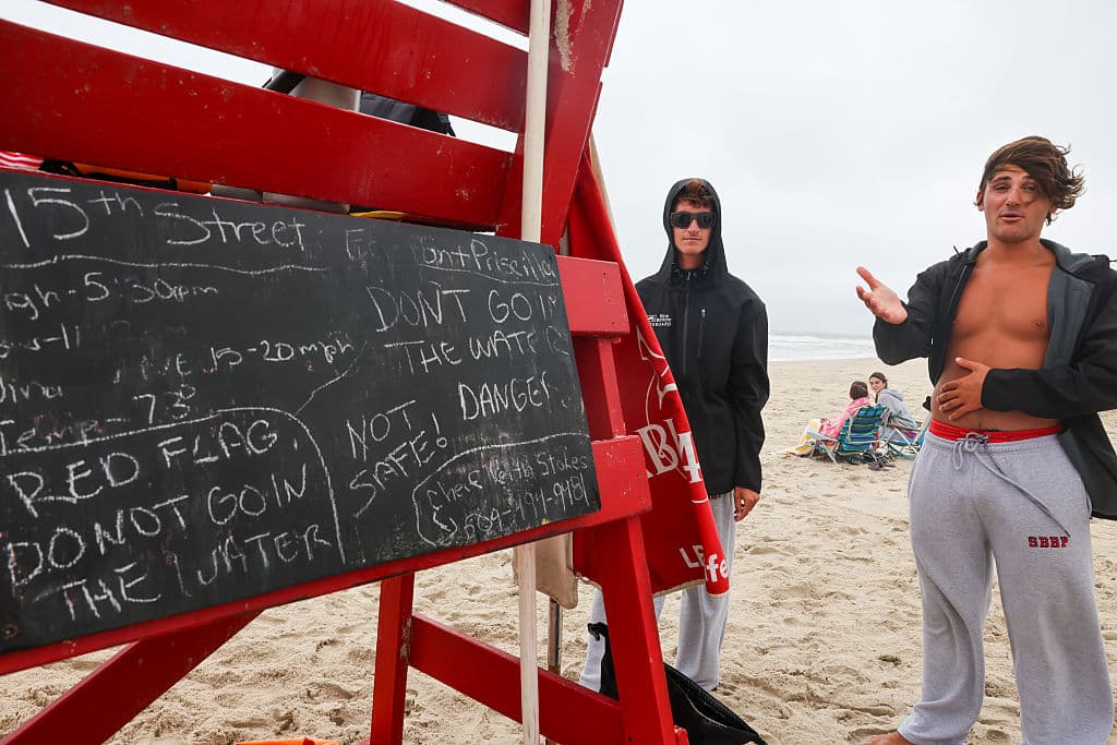 El 
<b>huracán Erin, actualmente categoría 2 con vientos sostenidos de 110 millas por hora,</b> se intensifica mientras avanza por la costa Este, según informó el Servicio Meteorológico Nacional.