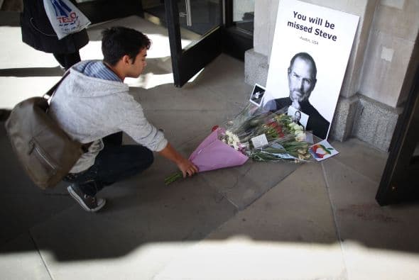 Miles de fanáticos en todo el mundo hicieron de las tiendas Apple un santuario para recordar el legado que dejó el visionario Steve Jobs.