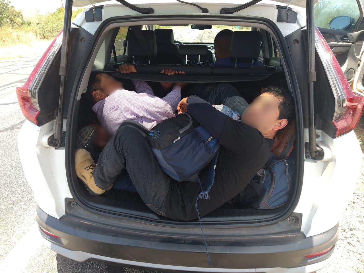 La llamada telefónica de un residente de la comunidad local, llevó a los agentes fronterizos en Douglas a frustrar un intento de contrabando de personas a lo largo de la SR-80. Arrestaron a cinco ciudadanos mexicanos, incluido el conductor.