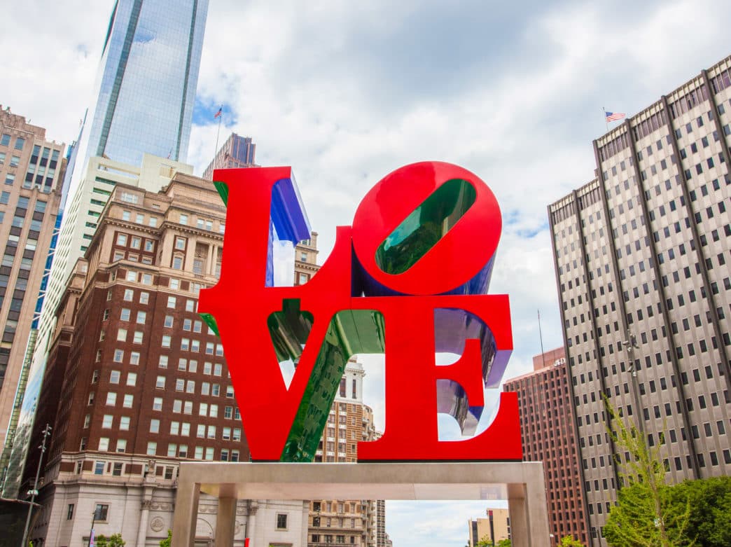 <b>¡Qué vida el LOVE! </b>El icónico John F. Kennedy Plaza de Filadelfia, más conocido como LOVE Park, es el hogar más famoso de la icónica (¡y altamente Instagrameable!) estatua LOVE de Robert Indiana, que ha residido en el espacio casi continuamente desde 1976.