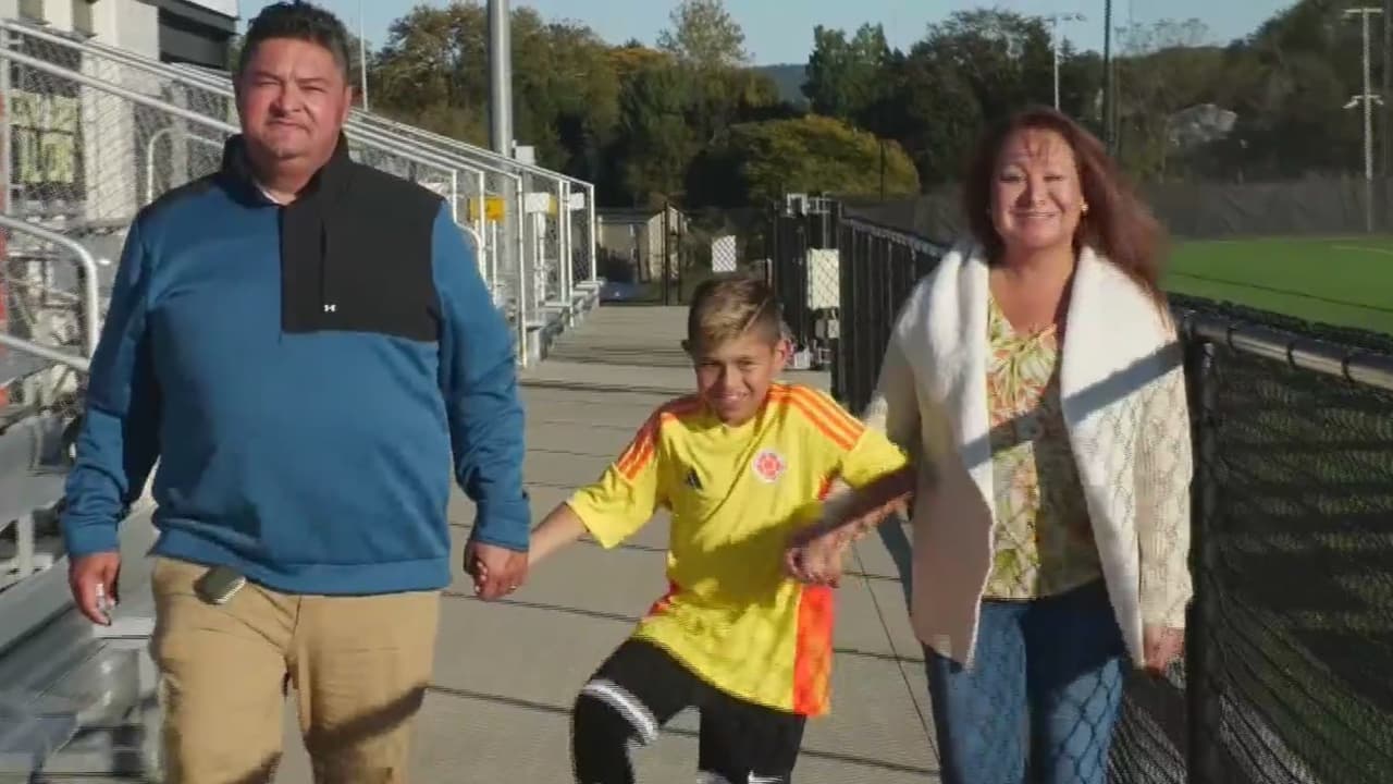 Niño colombiano desafía pronósticos médicos en su sueño por convertirse en un gran futbolista