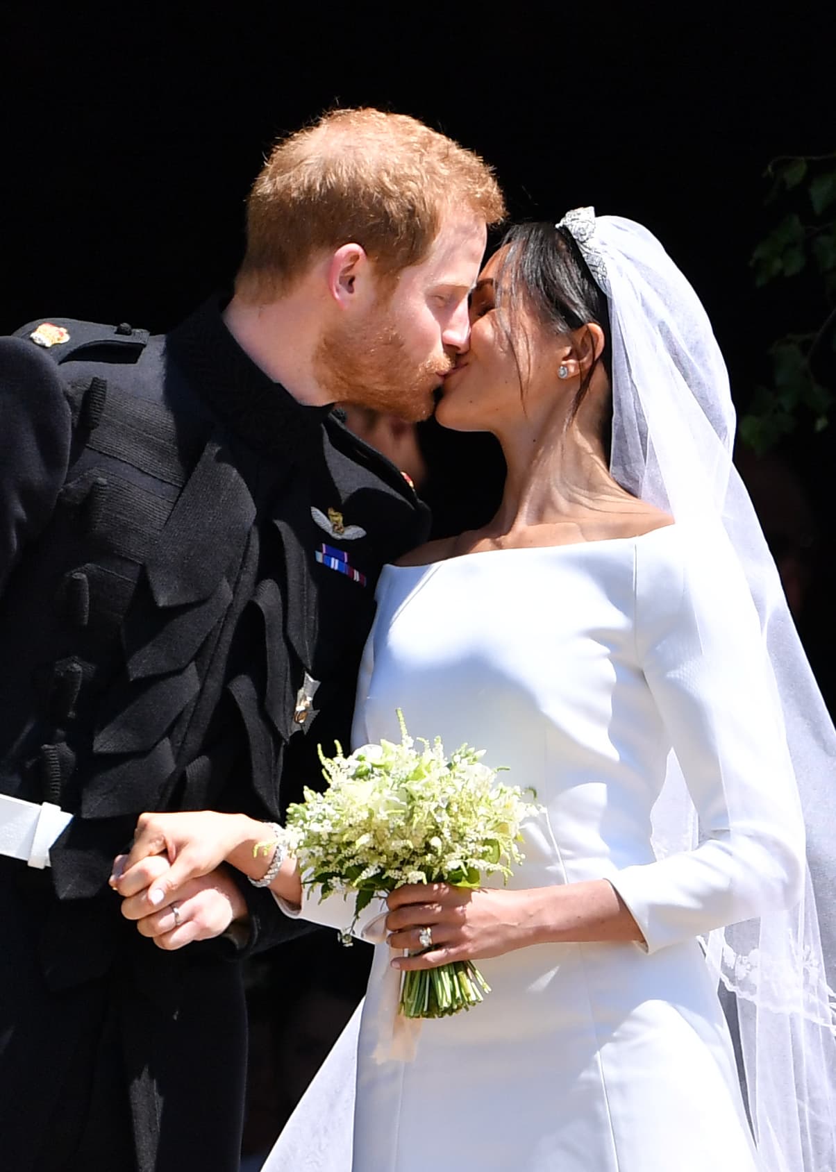 <b>Meghan Markle y el príncipe Harry</b>
<br>Enfundada en una preciosa confección de la diseñadora británica Clare Waight Keller, la duquesa de Sussex caminó hacia el altar para encontrarse con el novio.