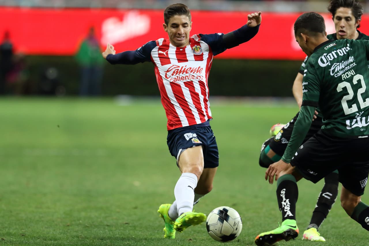 Para el segundo tiempo, Chivas se animó al frente y Marcelo Leaño le dio minutos a JJ Macías al 58' por el 'Nene' Beltrán.