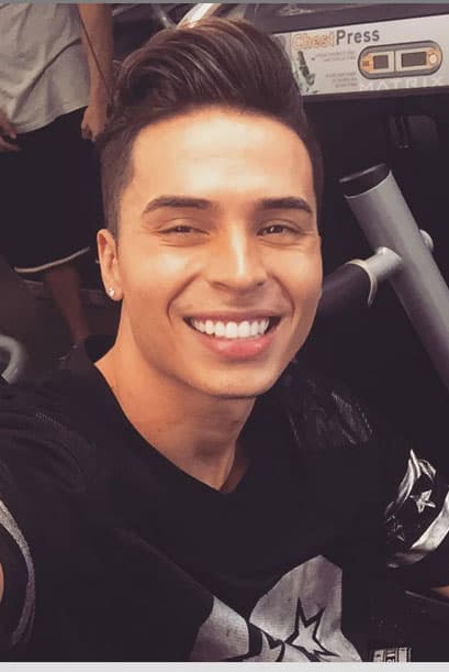 "Un buen rato antes de salir a ensayos #Entreno #PremiosJuventud #LoQueMeDaremios Juventud", así lo publicó en redes sociales el cantante, cuya emoción que siente por estar en PJ no puede ocultar.