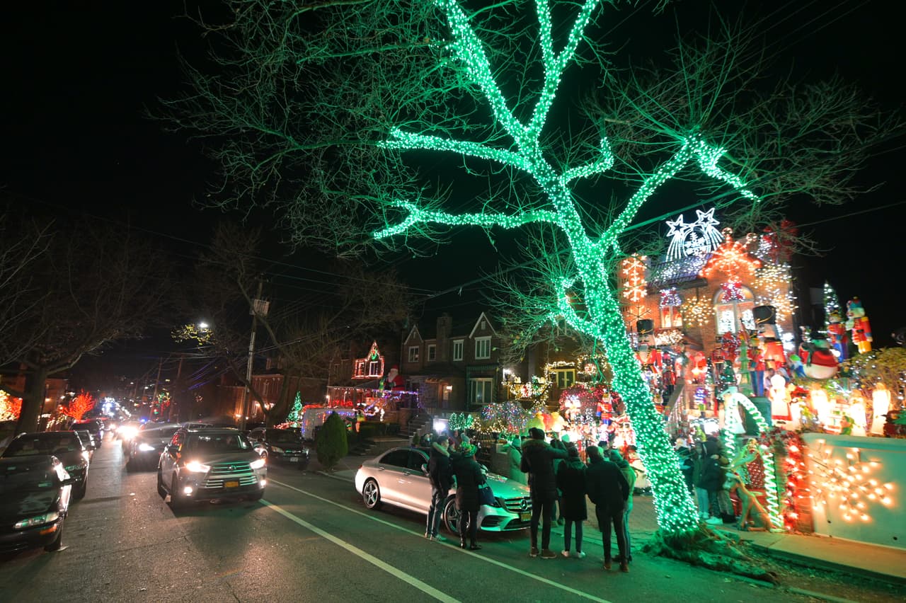 Las calles de 
<a href="https://www.univision.com/temas/nueva-york">Nueva York </a>empiezan a mostrar decoraciones de 
<a href="https://www.univision.com/temas/navidad">Navidad </a>en las casas.