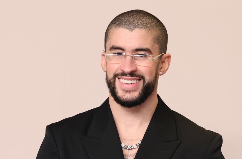Bad Bunny posa en la sala de prensa durante la 96ª Entrega Anual de los Premios de la Academia en Ovation Hollywood el 10 de marzo de 2024 en Hollywood, California