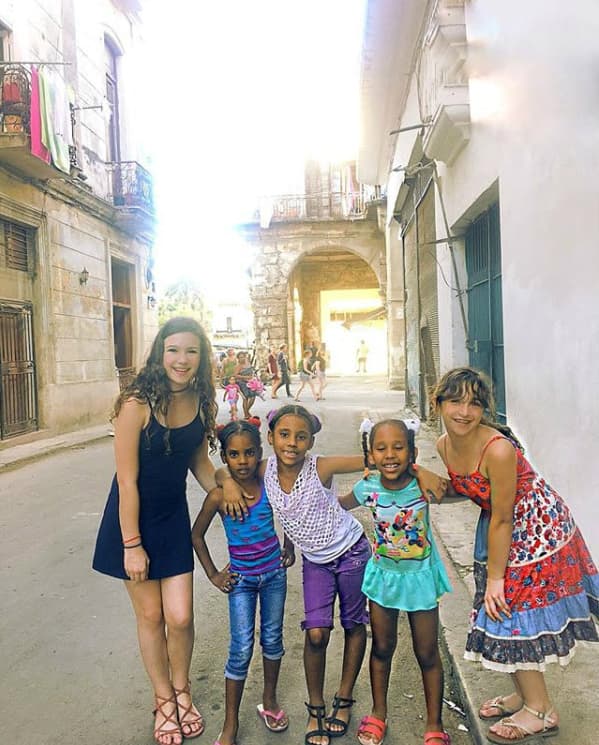 Mia y Nina encontraron amigas con quien jugar y recorrer la calles de La Habana.